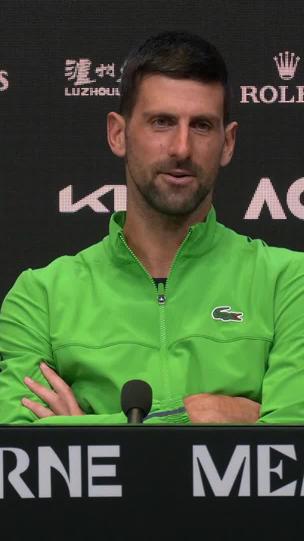 📊 JAMAIS Novak Djokovic 🇷🇸 n'avait perdu aussi peu de points sur son service lors d'un match en Grand Chelem qu'aujourd'hui (5 points perdus). 38 ans. ✍️ Hors abandons.
