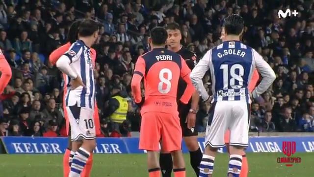 ⚽️ El Real Sociedad - Barça y Gil Manzano. 🤔 Pero si a mí al final del partido me decían que Gil Manzano miraba por encima del hombro a los jugadores... 🗣️ Cuando Frenkie HABLA y pregunta al colegiado, el árbitro HABLA y EXPLICA. ©️ Cuando se...