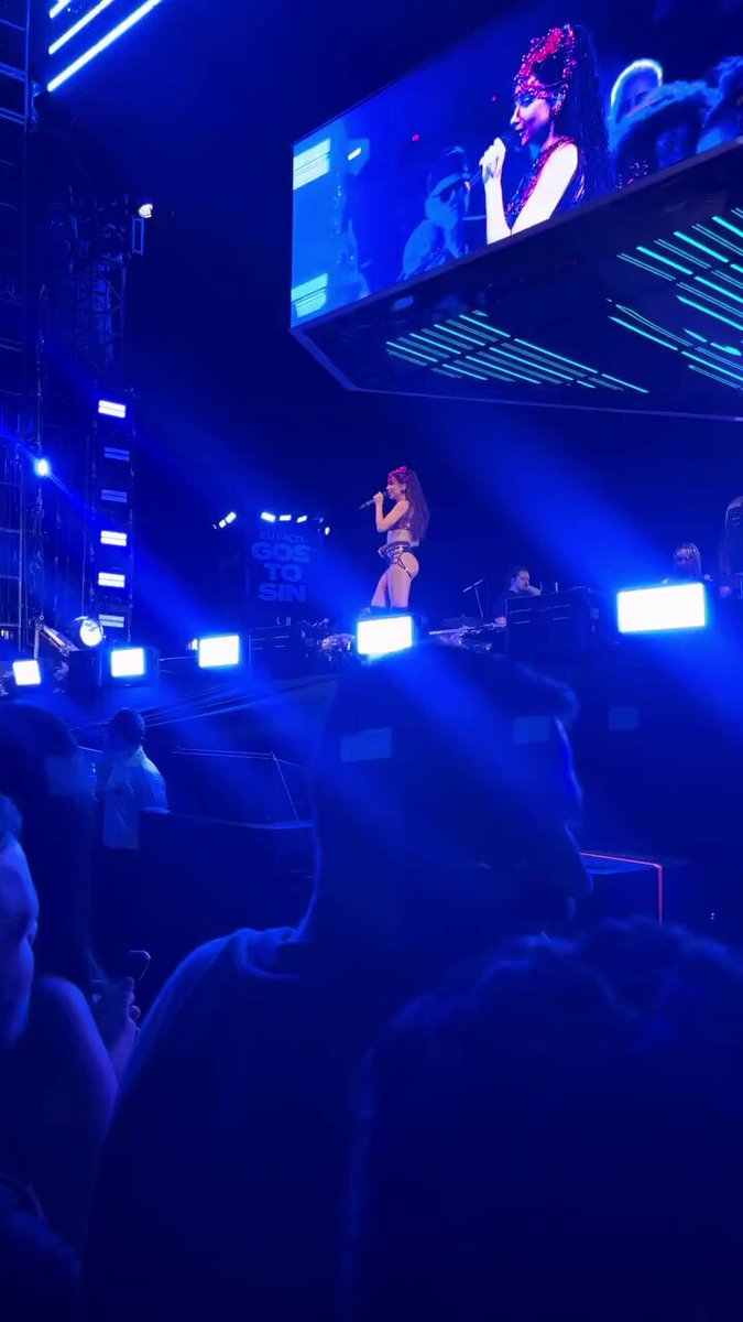 Anitta perguntando para os anitters se eles estão surdos, porque começou a tocar Romeo e eles continuaram a pedir kkkkkkkkkkk O melhor é a cara de indignada 🤣🤣🤣