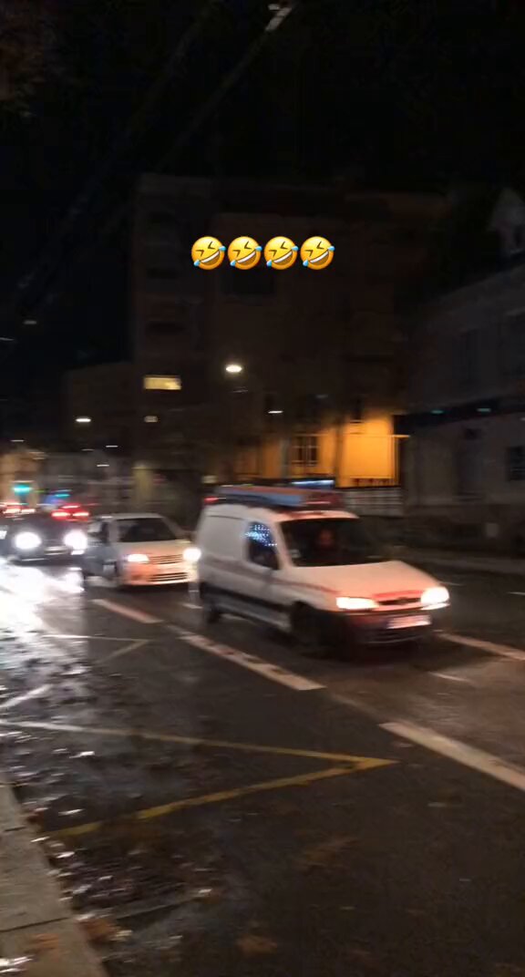 Et le Kevin en twingo folle qui célèbre déjà la prune qu'il va se manger!#Cheh