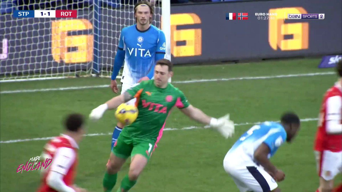 On est seulement le 19 janvier et on tient déjà le 𝗖𝗦𝗖 𝗗𝗘 𝗟'𝗔𝗡𝗡𝗘́𝗘 ! 😭😭 C'est signé Stockport County, en D3 anglaise. On dirait un bug... 💀 (beIN SPORTS)