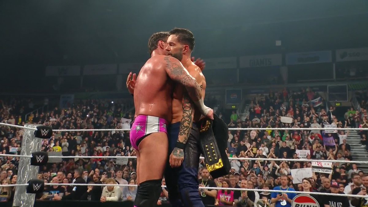 Game recognizes game 🤝 A tremendous amount of respect between player/coach and Finn Bálor!