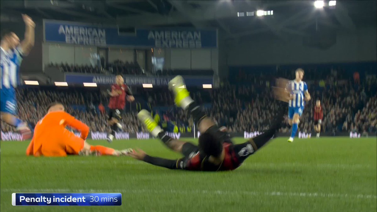 "It IS a penalty!" 🗣️ Thierry Henry and Jamie Carragher debate whether Bournemouth were rightfully awarded a penalty against Brighton & Hove Albion 💬