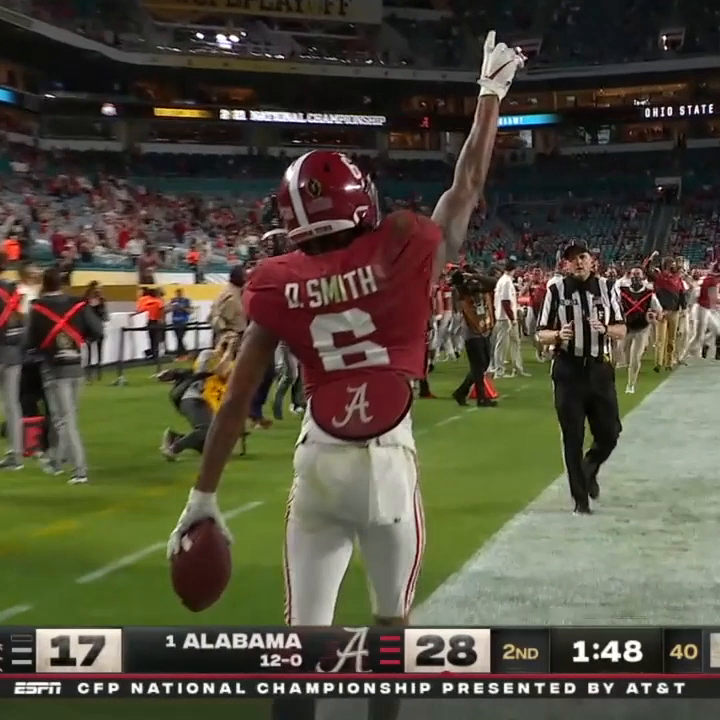 🎥 #ChampionshipMoments 2020 ALABAMA 52 | OHIO STATE 24 DeVonta Smith with an all-time championship performance: 12 catches, 215 yards, 3 TD -- all in the first half Alabama's 6th title under Saban