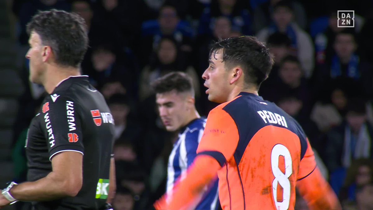 🗣️ "La tienes que ver tú. Es clarísima" Pedri y sus palabras a Gil Manzano tras no mostrar la roja a Carlos Soler antes de la llamada del VAR 🟥 #PokerFC
