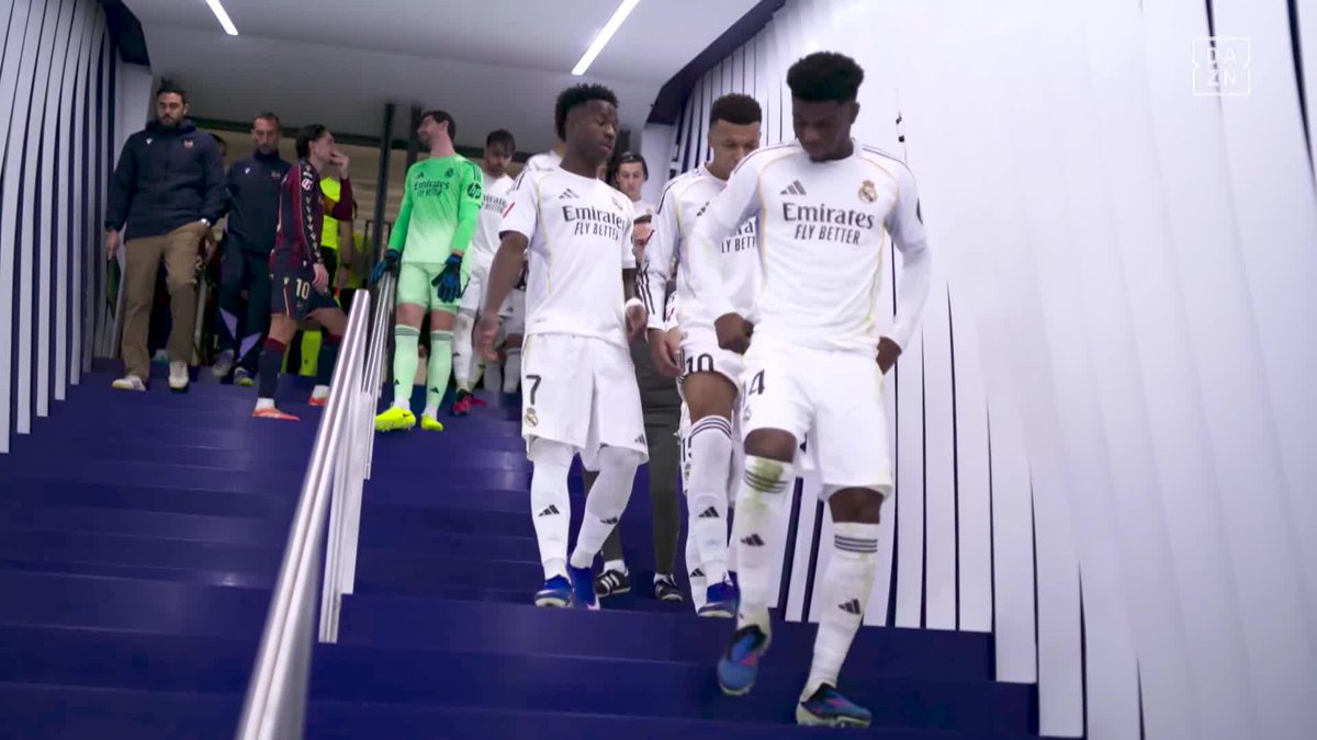 Las indicaciones de Vinicius y Mbappé en el descanso ante el Levante UD 👀 #PokerFC