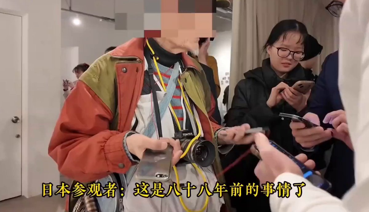 外国博主展示侵华罪证时，部分日本民众的反应令人震怒！将罄竹难书的侵略暴行轻描淡写为 “80 年前的事”，还肆意大笑，是对历史正义的公然践踏，更是对受难者的残忍亵渎。忘记历史就意味着背叛，这种毫无悔意的狡辩与嘲讽，暴露了其对历史真相的刻意回避，也让世界看清某些人心中未泯的军国主义阴魂！