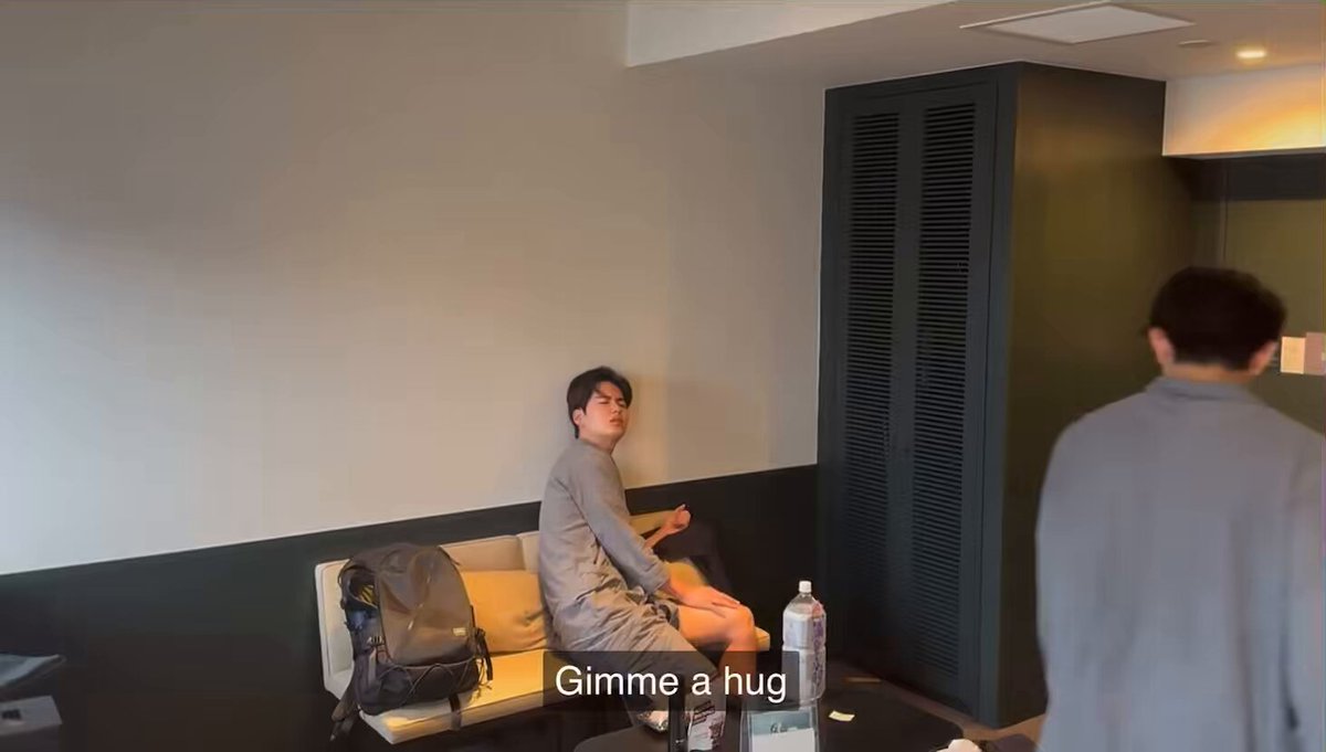 "gimme a hug.....can you pet me" (being babied by my man is the best feeling ever.) Vlog dayy 🤸🏻✨ #Dai_Shun