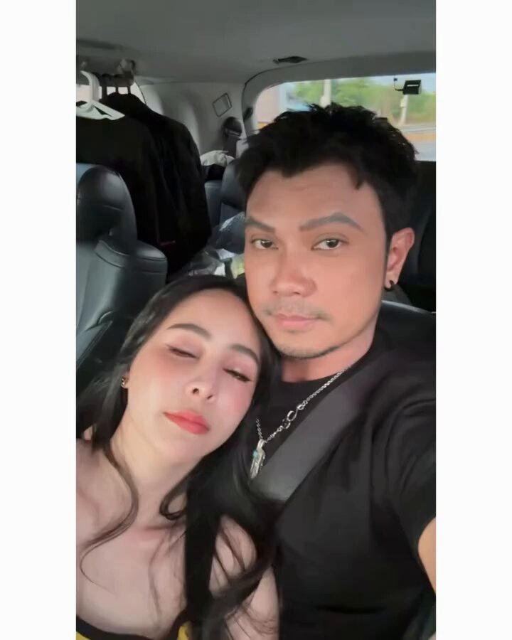 ”ถ้ามีหลายเบาะ เราคงไม่ได้ออเซาะกัน“ 😘 นาทีนี้คลั่งรักไม่มีใครเกิน จ๊ะโอ๋ งามพริ้ง อวดคลิปหวาน ออดอ้อนนั่งตัก หนุ่ม กะลา #จ๊ะโอ๋งามพริ้ง #หนุ่มกะลา #gossipstar Cr. TT @ ngampring78