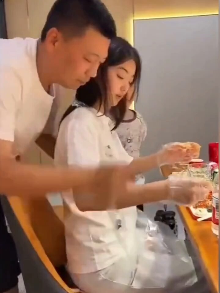 网友夸这“大女儿”好漂亮，男子说她是咱老婆😅