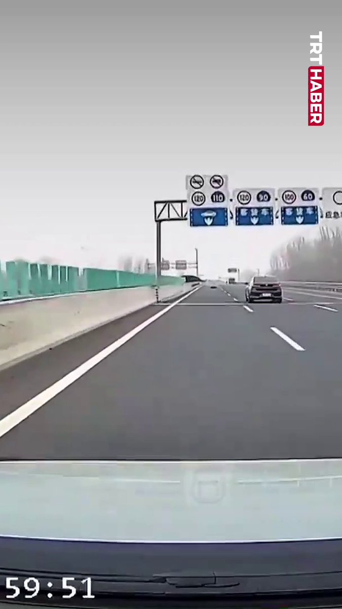 Çin'de kamyondan kopan tekerlek, başka bir aracın çarpmasıyla sahibine geri döndü.