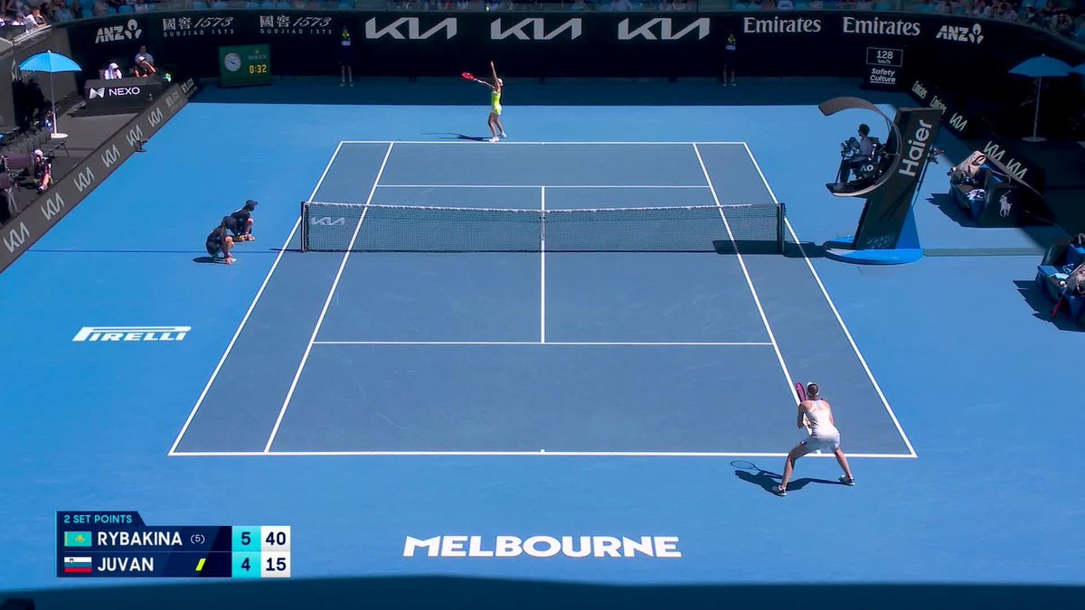 Elena Rybakina was hitting lots of shots like this today in her first round match at the Australian Open. Brutal flat hitting with pinpoint accuracy. Incredible. 🇰🇿😮‍💨