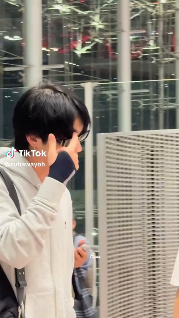 ความน่ารักของนางคือ ใครทักนาง หรือ สบตานางปั๊ป คือน้องมีแอคชั่นตอบกลับให้หมด ก้มหัว ขอบคุณ โบกมือ ให้ทุกมุมที่มันเห๋น มันน่ารักมากๆเลยนะ