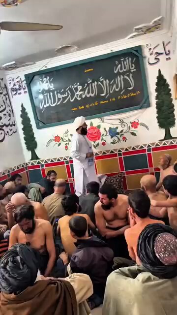 له کلمې، ایتونو، ږیرې او پټکي داسې ګټه پورته کېږي او بېچاره ولس په یوه هیله کمیسونه ورته باسلي وي. دا همغه جعلي پیر دی چې مخکې د کندهار تلویزون کې اشپز و، اوس د کندهار لویې ویالې خوا کې خانقا لري، خولې ته اوبه واچوي، په خلکو یې پاشي او زرګونه پسې ترې اخلي. آن جهالت لانت پې وایي.