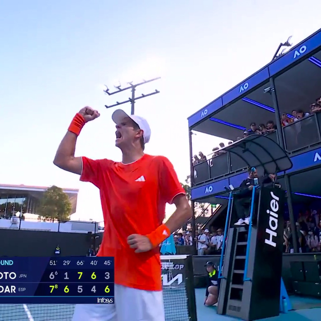 🗣️ GRÍTALO, PORQUE NUNCA LO VAS A OLVIDAR Rafa Jódar, cinco sets y casi cuatro horas después, logra ante Sakamoto su primera victoria en un cuadro final de un Grand Slam 19 añitos. El futuro es suyo #AO26