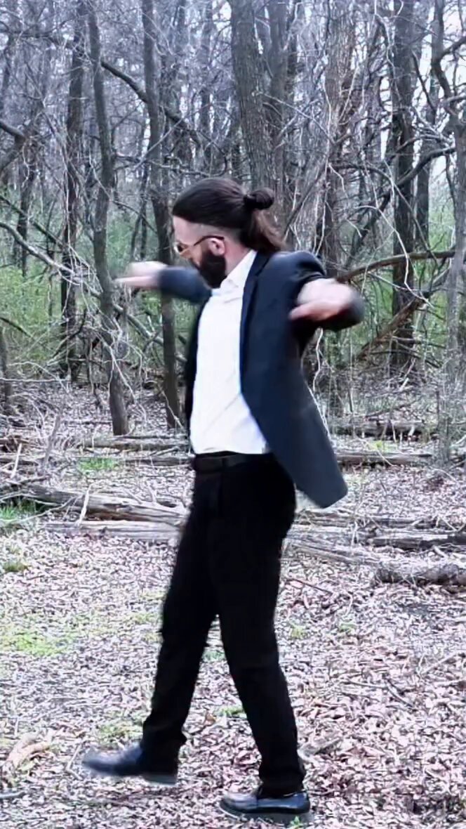 Turabi, yeni İngilizce şarkısının klibindeki dansıyla dikkat çekti