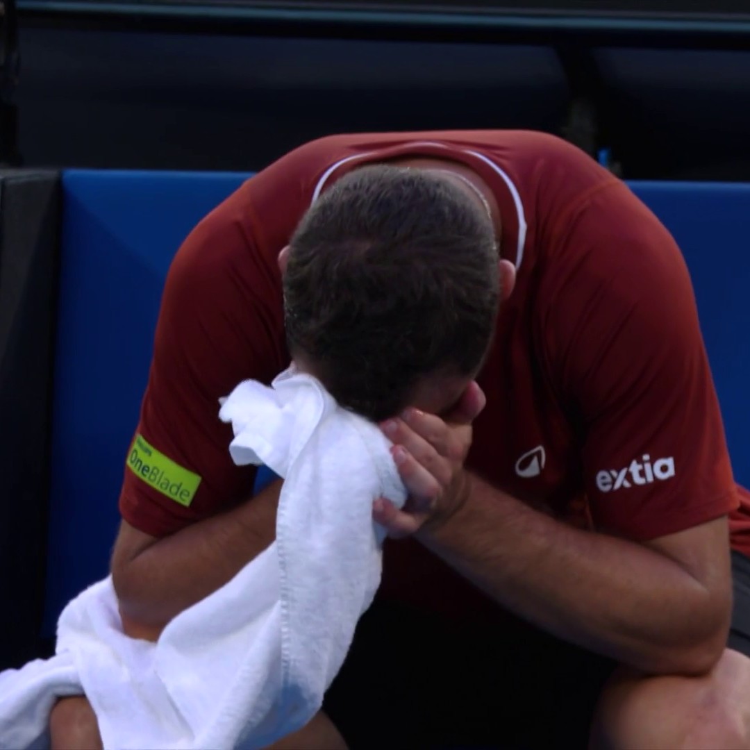 GASTON ABANDONNE 🚨🇫🇷 Touché physiquement, Hugo Gaston abandonne après deux sets face au n°2 mondial Jannik Sinner (6-2, 6-1) au premier tour de l'Open d'Australie. 🤕 15e victoire consécutive pour l'Italien à Melbourne.