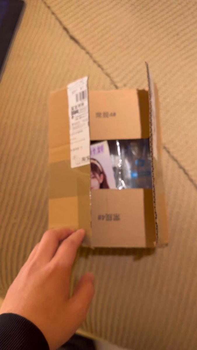 解锁了第一次“多人活动”，虽然只是纯拍摄，但是小点比我想象中开放多了。正好 tg 有个粉丝老哥给我寄了一箱情趣内衣。这个视频完全是拍给老哥，看她表情还蛮享受的，瞬间进入多人状态，看样子有机会真刀真枪的多人。