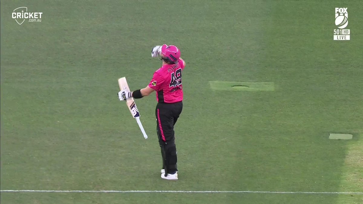 STEVE SMITH IS OUT 😱 20-year-old Mahli Beardman has done it again! #BBL15