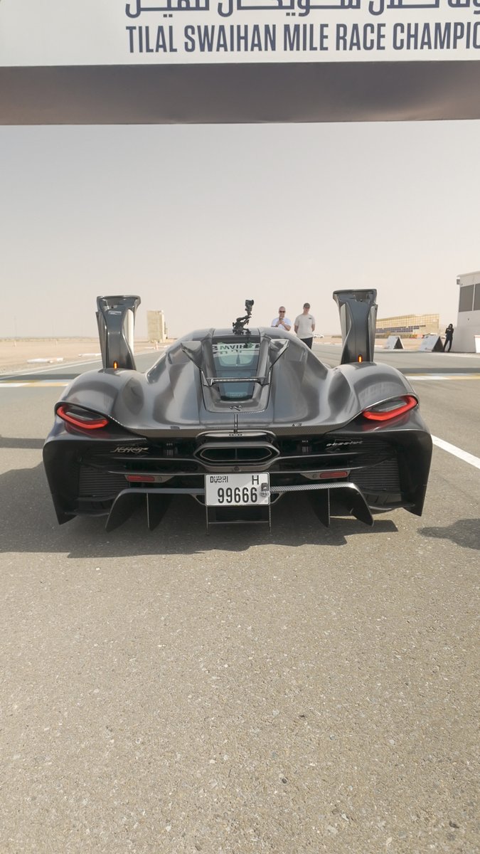 The way it catches up to the Bugatti is INSANE!