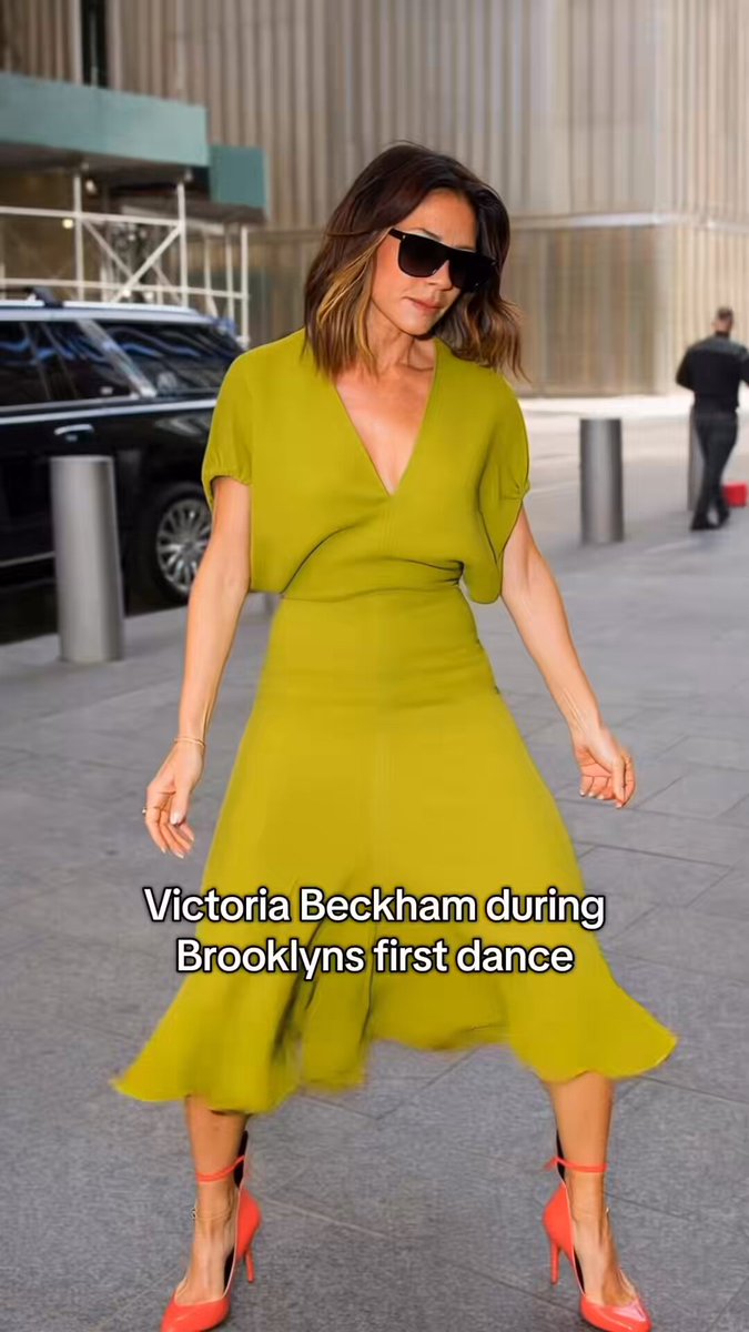 Victoria Beckham during Brooklyns first dance at his wedding.. 🤣🤣🤣