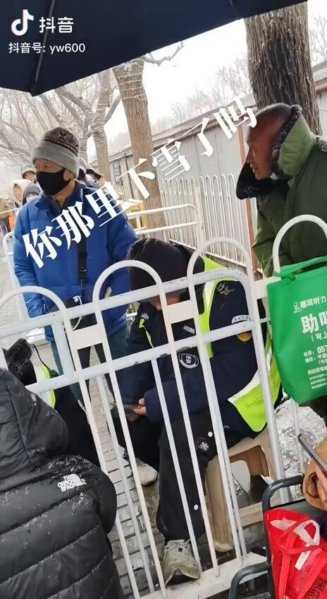 近日，北京国家信访局接待处排队人数有所减少，有上访者表示，清晨五点前后开始排队，基本可以在当天递交材料。尽管天气转冷，不少访民因受寒感冒，但冒着严寒和雨雪前赴后继依旧不在少数