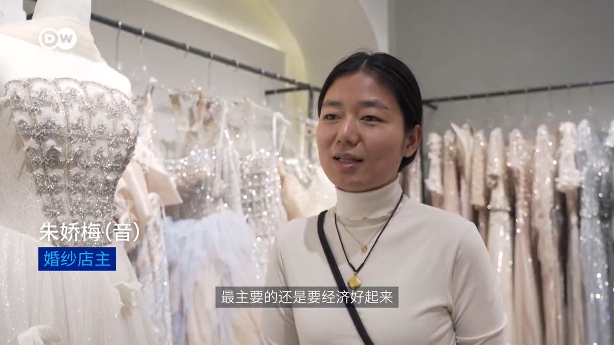 【中国出生率创新低 婚纱店老板怎么说?】👰💍 尽管中国政府出台政策鼓励婚育,比如结婚奖金、生育补贴,但出生率仍降至1949年以来新低。路透社记者来到中国最大的婚纱市场之一苏州虎丘婚纱城。有店主告诉记者,整体经济状况比一些具体政策,更能决定人们婚育的愿望与选择。