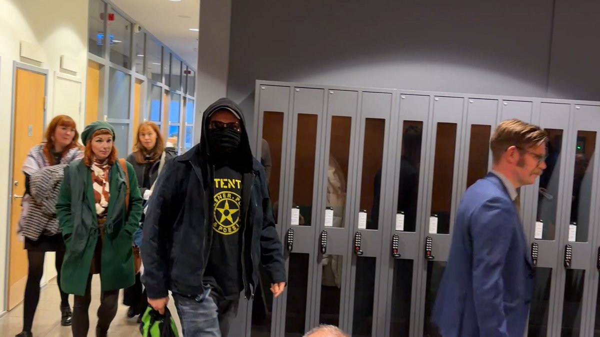 I tingsrätten samlades en grupp maskerade anhängare till vänsterextremisten som överföll mig under en Palestinademonstration. Utanför rättssalen skrek gärningsmannen Miguel Chihuailaf Alvarez: “Jävla överklasslyngel!” – och hotade med våld. Enligt Kriminalvården lever han på bidrag. Han är alltså yrkesdemonstrant – på din bekostnad. Välkommen till Göteborg. 🔗 Läs mer: