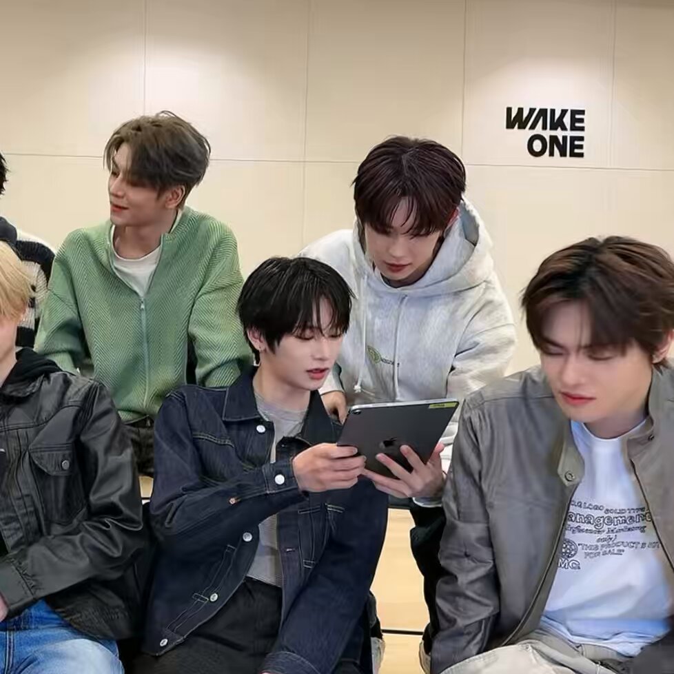 안신이가 건우한테 달리는 댓글 통역해준다고 이러고 잇는데 건우형 핸섬 오빠 너무 멋잇어 건우 내 남친 ← 이런거만읽어서 김건우 (상태 : 부끄) 시발웃기지마