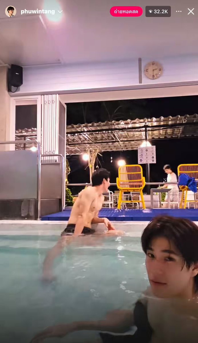 😼: พี่เต ผมขอโทษ แต่เมื่อกี้ พี่เตนั่งเหมือนอากงผมเวลาไปแช่น้ำ 🐋: ภูวินทร์ต่อยหน้าเหอะ 😡👊🏻 555555555555555555555 #Tawan_V #phuwintang