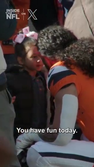 .🌴Talanoa Hufanga🌴 with his daughter pregame is so adorable 🥹 Inside the NFL NFL Playoffs Mic'd Up on X