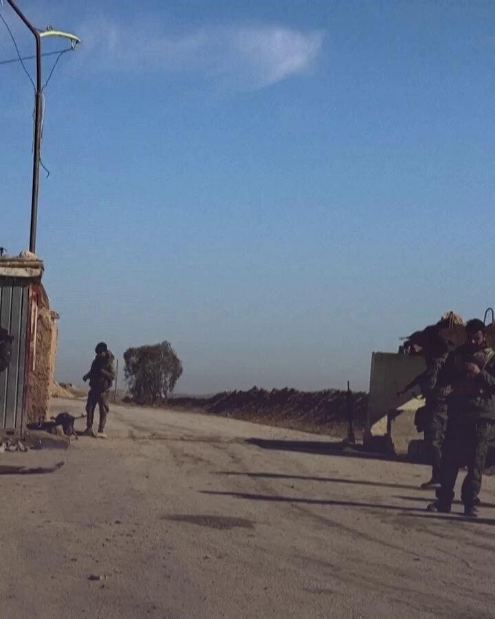 🚨🚨#هام للتوضيح ايام سوداء تنتظر مشروع ايران الصفوي 📍نزلاء السجون في مناطق سيطرة قسد في سوريا سيصبحون من الآن الحلفاء الخلص والقوة الضاربة للولايات المتحدة الأمريكية بقيادة الرئيس ترامب والحكومة السورية بقيادة احمد الشرع لإنهاء نفوذ ايران ومشروعها في منطقة الشرق الأوسط وصولا الى طهران. ☑️كثر الكلام عن السجون التي كانت تحت إدارة قسد خصوصا في الرقة والشدادي وحتى مخيم الهول قرب الحسكة وباقي السجون التي كانت اساس الحاجة لتأسيس قسد في 2015... كلها كانت تصنف انها تحوي الافا من السجناء الموصوفين " بالدواعش "،،، هذا الكلام قديم عمره الان اكثر من عشر سنوات والحقيقة انه قد تغير الان. أن التحولات التي حدثت في سوريا وفق نموذج احمد الشرع الناجح في ادارة سوريا وتحويلها الى حليف للغرب فتحت الباب لتواصل ومراجعات مع هذه الفئات ومع قياداتهم داخل سجونهم والمخيمات، وتم الإتفاق معهم على ان يتراجعوا عن فكرهم الآيديولوجي السابق بمعادة الغرب وإسرائيل، والتحول الى محاربة مشروع ايران الصفوي في المنطقة ... ☑️الولايات المتحدة الأمريكية ترحب بهذا التوجه الآن ليحل مشكلة متى يمكن تفريغ هذه السجون وتحويل افرادها وعوائلهم الى فئات هي بالعادة مستعدة للتضحية والعمل دون مقابل إن اقتنعوا وفعلا قد إقتنعوا ان ايران ومشروعها الصفوي هو الخطر الحقيقي الذي هدد ودمر الكثير من الدول العربية والإسلامية واساء للإسلام وللأديان الإبراهيمية. ☑️كل ما تسمعوه عن سجون ستبقى ممتلئة بإرهابيين هي عارية عن الصحة وما يجري فعليا، في هذه الساعات، هو تفريغها وتحويل نزلائها تحت اشراف وسيطرة القيادة السورية والتحالف الإسلامي الغربي لأفراد خلص بعد تدقيق و تأهيلهم الكامل لمشروع الرئيس ترامب لإنهاء مشروع ايران الصفوي الإرهابي ابتداءا من لبنان والعراق ومن ثم الى داخل ايران. الدليل: الفديو المرفق من سجن الشدادي قبل ساعات فارغ تماما من النزلاء ولا وجود لأي سجناء فيه بعد وصول القوات الحكومية السورية اليه. 📌لينتظر ذيول ايران في العراق ايام سوداء تزيلهم تماما من الوجود خصوصا الشيعة الولائيين ومما صنعوا في العراق طيلة 20 عاما من إرهاب وفساد وظلم... #مجتهد_العراق #سوريا #الرقة #الحسكة #الشدادي #دير_الزور #مخيم_الهول #كوردستان #ذيول_ايران