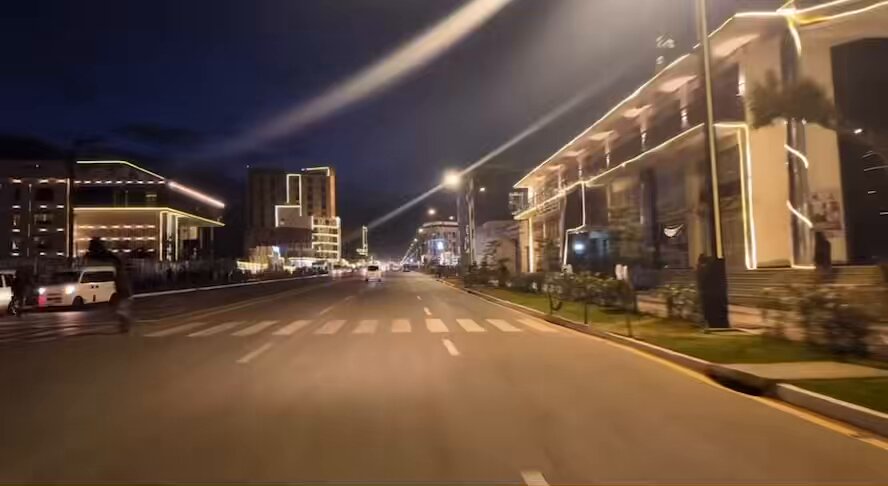 Somali 🇸🇴 roads and streets are cleaner than those in America 🇺🇸 Donald Trump how you doing ?