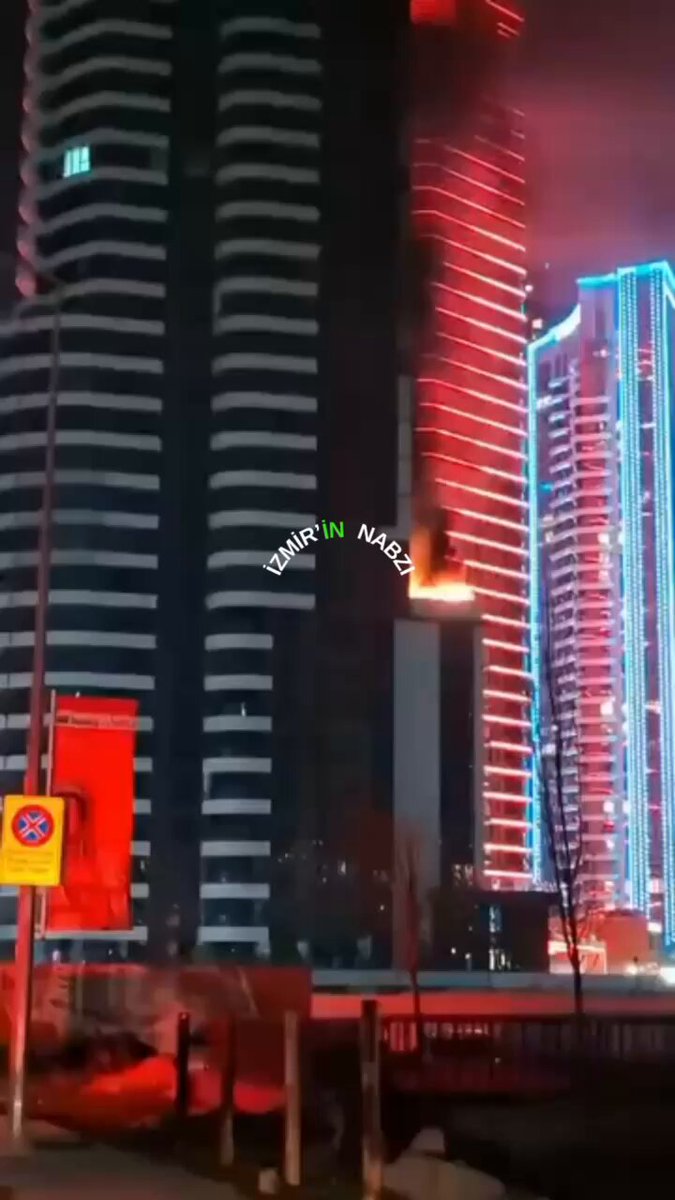 İzmir'de Folkart Vega yanında bulunan bir binada yangın çıktı.