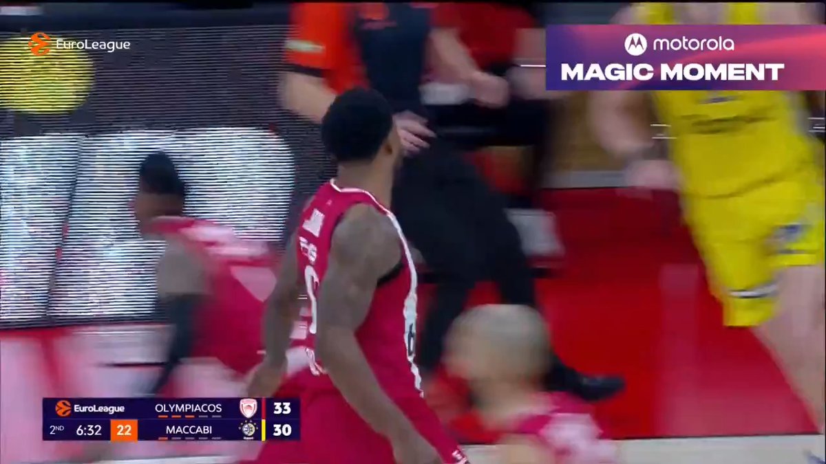 Oh he is enjoying his EuroLeague Olympiacos B.C. debut... Jones goes SKY HIGH 😤 #MotorolaMagicMoment motorola I Olympiacos B.C.