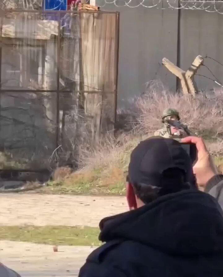 🇸🇾 #Syria - 🇹🇷 #Turkey: Footage from earlier today showing Turkish forces opening fire on Kurdish protesters at the Turkey-Syria border. (via The Amargi on IG)