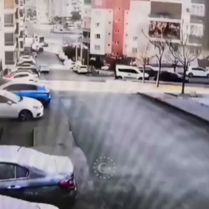 🔵 Batman'da freni boşalan akaryakıt tankeri, 8 aracı hurdaya çevirdi.