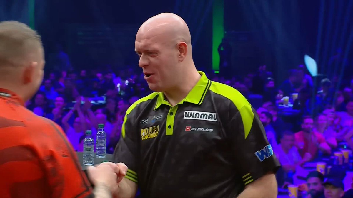 ASPINALL STRETCHES HIS LEAD! Back-to-back ton-plus checkouts from Nathan Aspinall! The Asp produces a delightful 128 checkout to lead Van Gerwen 4-2 at the interval! 📺 #RiyadhSeasonDarts | SF
