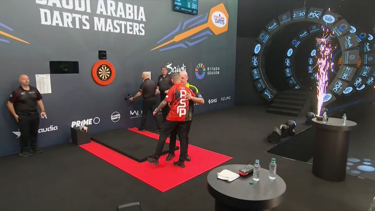 VAN GERWEN COMPLETES THE COMEBACK! Michael van Gerwen's bid for back-to-back World Series titles continues! The Dutchman overturns a 4-2 deficit to sink Nathan Aspinall and book his place in the Saudi Arabia Darts Masters final! 📺 #RiyadhSeasonDarts