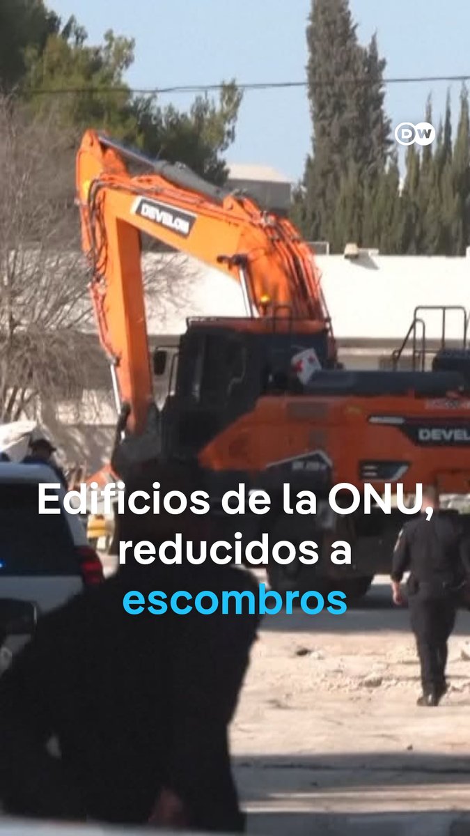 Israel empieza a demoler edificios de la ONU en Jerusalén Excavadoras custodiadas por fuerzas israelíes comenzaron a demoler estructuras en la sede de la agencia de la ONU para los refugiados palestinos (UNRWA) en Jerusalén Este. Israel ha acusado en repetidas ocasiones a la UNRWA de servir de tapadera a milicianos de Hamás, y sostiene que algunos de sus empleados participaron en el ataque sorpresa contra Israel del 7 de octubre de 2023. La agencia, por su parte, denuncia que se trata de un “ataque sin precedentes” que viola el derecho internacional.