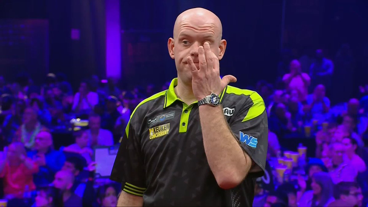 LITTLER BACK IN CHARGE! That could be crucial! Van Gerwen spurns THREE darts to level at four apiece, and Littler regains control at 5-3 with another clutch combination finish! 📺 #RiyadhSeasonDarts
