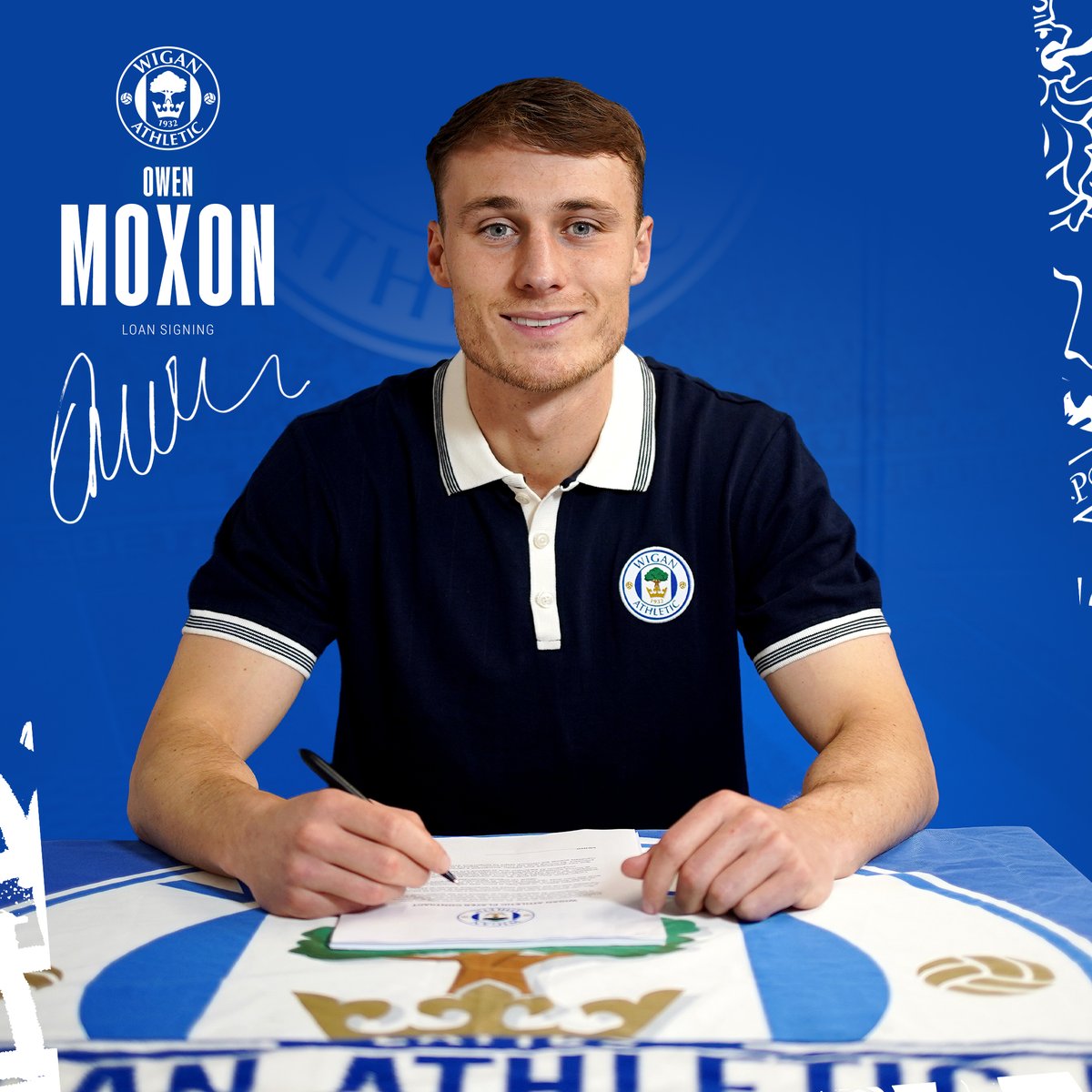 👀 A 🆕 man in the middle. 💪 🤝 A warm Wigan welcome to Owen Moxon, who joins on loan from Stockport County until the end of the 2025/26 campaign! #wafc 🔵⚪️