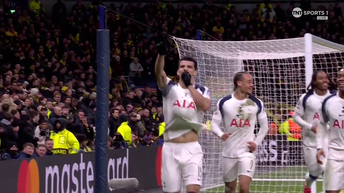 😅Solanke doubles Tottenham's lead in unique fashion to get his first Champions League goal! 📺[@FootballOnTNT] #THFC | #COYS | #TOTTENHAM | #SPURS | #TOTDOR | #UCL