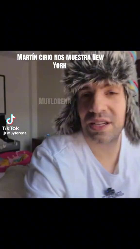 Martin Cirio muestra en el hotel que se quedó en NEW YORK. Esta viajando como cuando no tenía plata, es como ver un capítulo de tacaños al extremo JKSJSKS