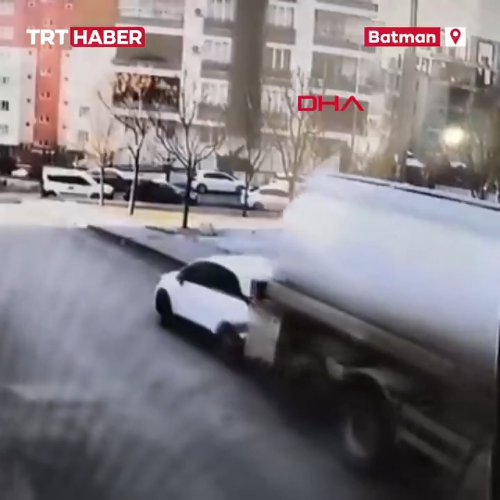 Batman'da freni boşalan tanker, park halindeki 8 araca çarptı.