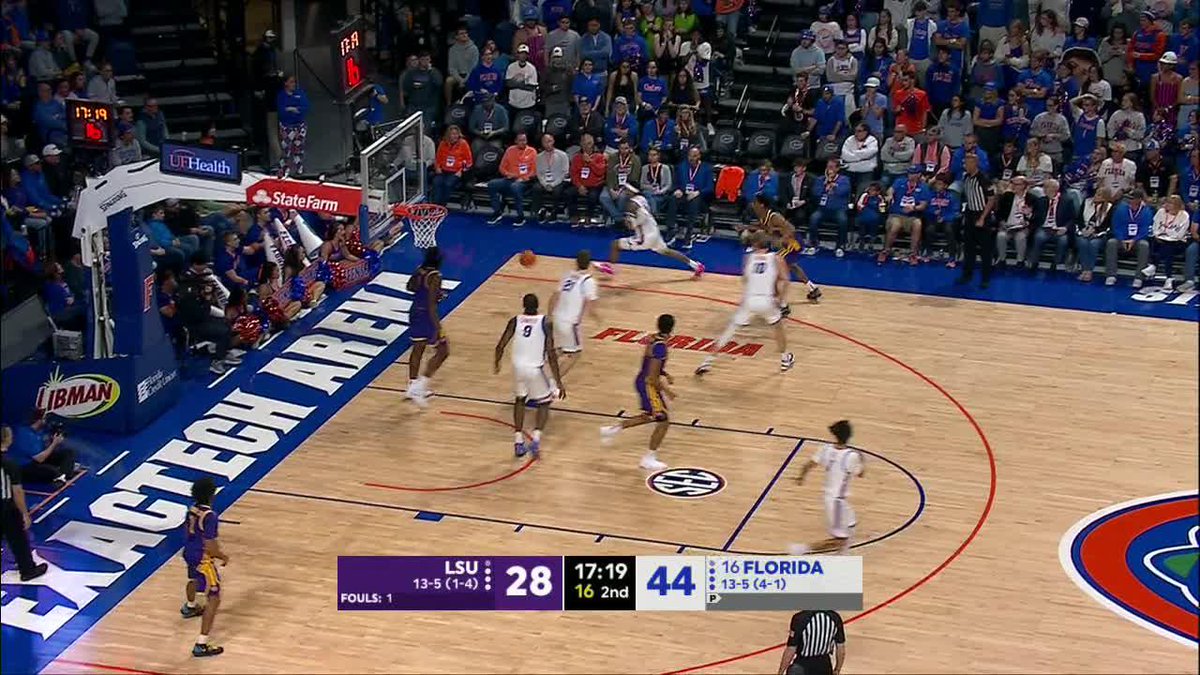 Boogie Fland grabbed some mid-game popcorn from a fan 😭🍿 (via ESPN)