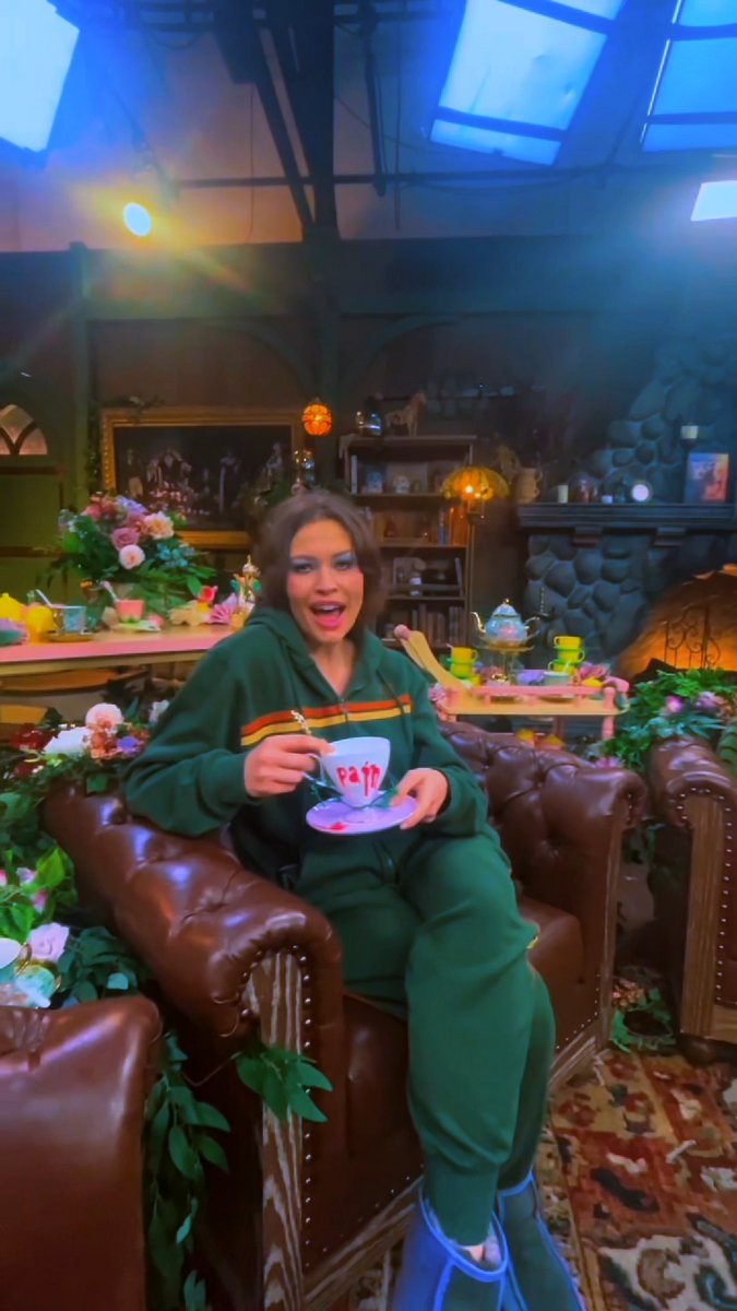 TALE GATE STARTS SOON 🫖 ✨ Spill the tea on Aramán with our Soldiers' Table - LIVE! Catch up with the cast of #CriticalRole Campaign 4's opening arc in our all-new talk back show, kicking off at 7PM PT! JOIN US LIVE ⬇️