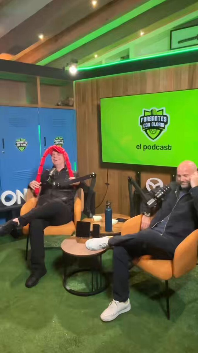 Ya estamos de vuelta en vivo y a todo color para todo el mundo ‼️ Los Farsantes tienen mucho qué contar y Martinoli viene hasta con el Chorizo Power de fuera 👀 ▶️ Únete al LIVE: