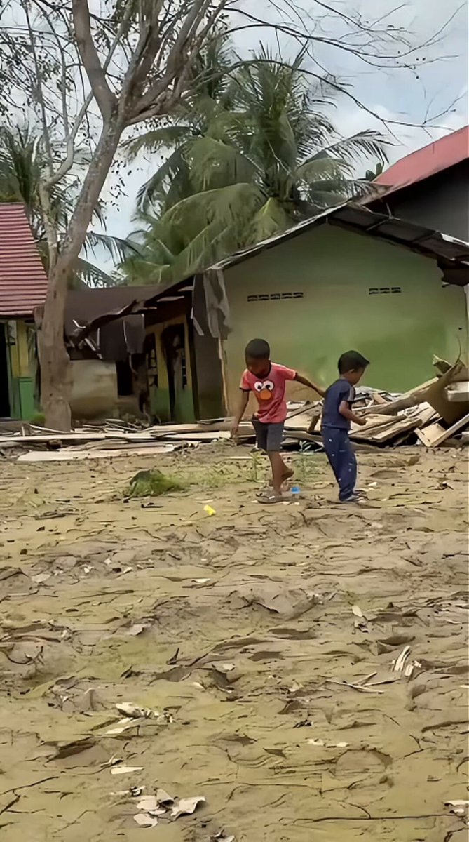 Mainan adalah alat pemersatu anak-anak kita. Mereka bisa bermain dan tertawa bersama. Semoga bisa mengurangi duka.