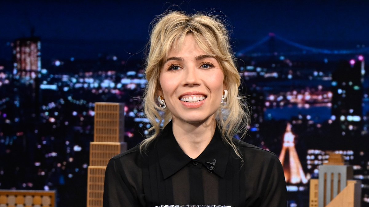 .Jennette McCurdy celebrates the release of Half His Age with 𝘯𝘰𝘪𝘴𝘦𝘭𝘦𝘴𝘴 confetti this time 🤣 #FallonTonight